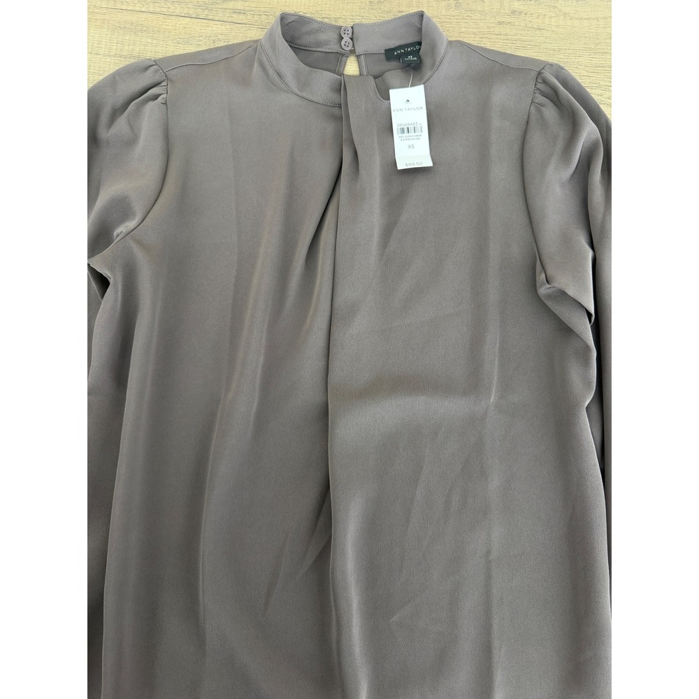 Ann Taylor Womens Pleated Mock Neck Long Sleeve Blouse Grey Taupe XS 28568483 - Picture 4 of 6